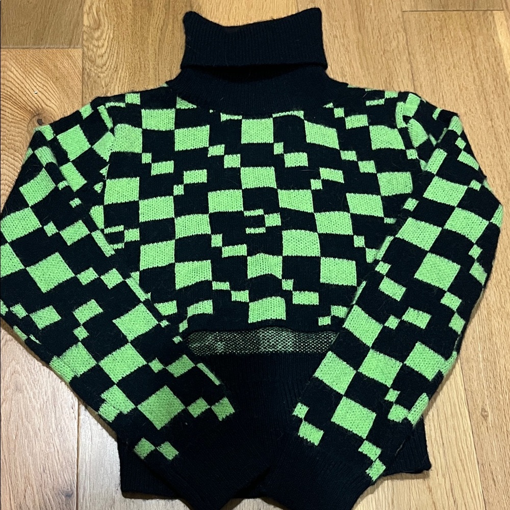 Unique long-sleeved checked turtleneck crop top